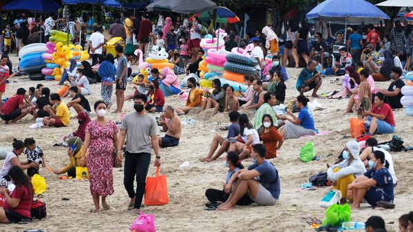 Potret Wisatawan Tumpah Ruah di Pantai Bali Saat Akhir Pekan