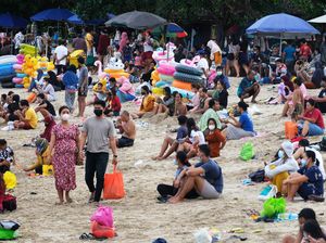 Potret Wisatawan Tumpah Ruah di Pantai Bali Saat Akhir Pekan Potret Wisatawan Tumpah Ruah di Pantai Bali Saat Akhir Pekan
