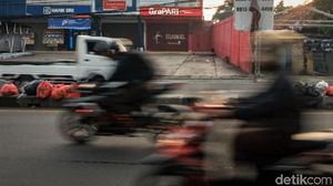 Saat Median Jalan Jadi Tempat Buang Sampah di Ciputat