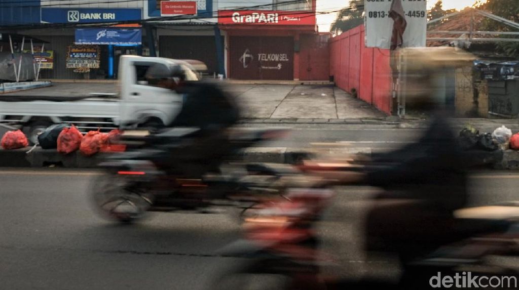 Saat Median Jalan Jadi Tempat Buang Sampah di Ciputat Saat Median Jalan Jadi Tempat Buang Sampah di Ciputat
