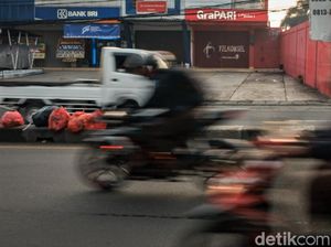 Saat Median Jalan Jadi Tempat Buang Sampah di Ciputat