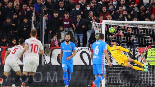 SEVILLE, SPAIN - DECEMBER 18: Lucas Ocampos of Sevilla scores their team's second goal during the LaLiga Santander match between Sevilla FC and Club Atletico de Madrid at Estadio Ramon Sanchez Pizjuan on December 18, 2021 in Seville, Spain. (Photo by Fran Santiago/Getty Images)