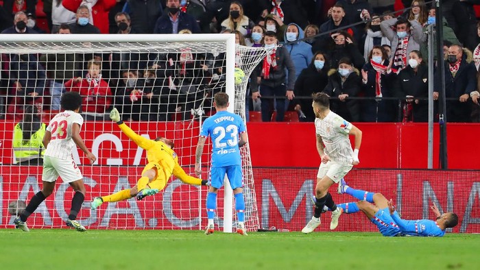 SEVILLE, SPAIN - DECEMBER 18: Lucas Ocampos of Sevilla scores their teams second goal during the LaLiga Santander match between Sevilla FC and Club Atletico de Madrid at Estadio Ramon Sanchez Pizjuan on December 18, 2021 in Seville, Spain. (Photo by Fran Santiago/Getty Images)