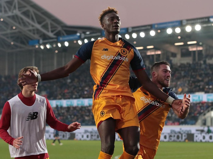 BERGAMO, ITALY - DECEMBER 18: Tammy Abraham of AS Roma celebrates his second goal with his team-mate Jordan Veretout (R) during the Serie A match between Atalanta BC and AS Roma at Gewiss Stadium on December 18, 2021 in Bergamo, Italy. (Photo by Emilio Andreoli/Getty Images)