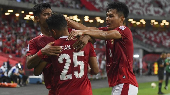 Indonesias Irfan Samaling Kumi (C#25) celebrates after scoring his first goal against Malaysia during the AFF Suzuki Cup 2020 Group B football match between Malaysia and Indonesia at the National Stadium in Singapore on December 19, 2021. (Photo by Roslan RAHMAN / AFP)