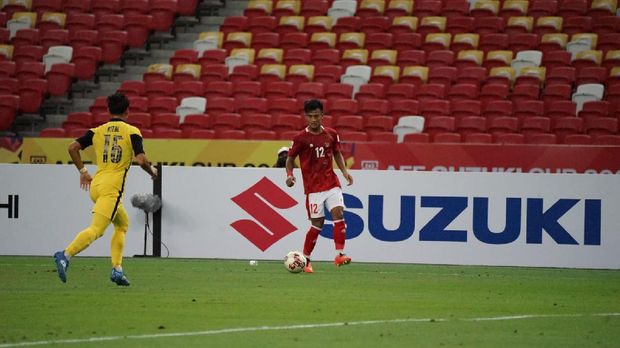 Pratama Arhan beraksi melawan pemain Malaysia dalam laga Piala AFF.