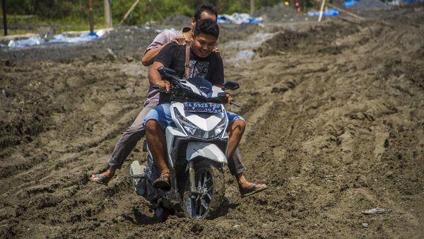 Tolong! Jalan Nasional Trans Kalimantan Rusak Parah