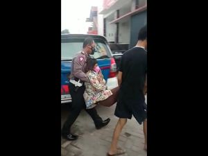 Aksi Sigap Polantas Tangsel Tolong Seorang Ibu Pingsan