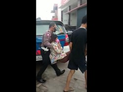 Aksi Sigap Polantas Tangsel Tolong Seorang Ibu Pingsan