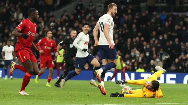LONDON, ENGLAND - DECEMBER 19: Harry Kane of Tottenham Hotspur has a shot saved by Alisson Becker of Liverpool during the Premier League match between Tottenham Hotspur and Liverpool at Tottenham Hotspur Stadium on December 19, 2021 in London, England. (Photo by Julian Finney/Getty Images)