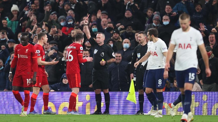 LONDON, ENGLAND - DECEMBER 19: Referee Paul Tierney shows a red card to Andrew Robertson of Liverpool during the Premier League match between Tottenham Hotspur and Liverpool at Tottenham Hotspur Stadium on December 19, 2021 in London, England. (Photo by Alex Pantling/Getty Images )