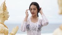 7 Gaya Anggun Anya Geraldine Pakai Kebaya, Ayu Tenan