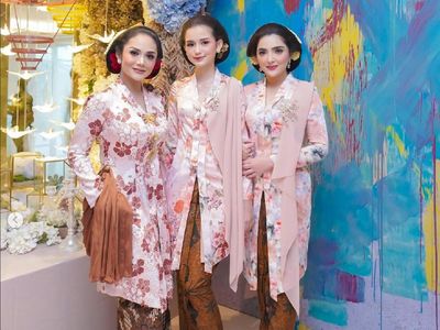 Adu Gaya Ashanty dan Krisdayanti Berkebaya di Syukuran 7 Bulanan Aurel