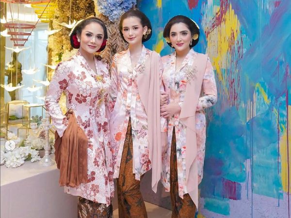 Adu Gaya Ashanty dan Krisdayanti Berkebaya di Syukuran 7 Bulanan Aurel