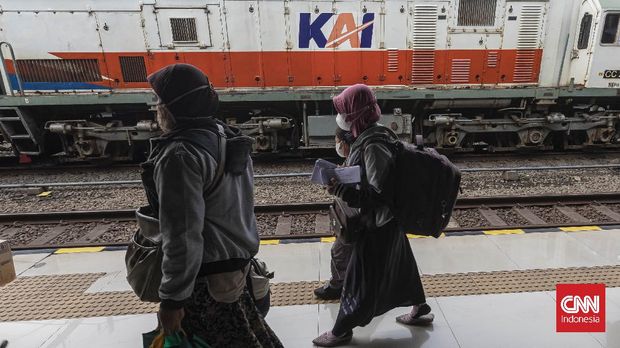 Calon penumpang berpamitan usai menunggu jadwal keberangkatan kereta api di Stasiun Pasar Senen, Jakarta, Senin, 20 Desember 2021. CNN Indonesia/Adhi Wicaksono