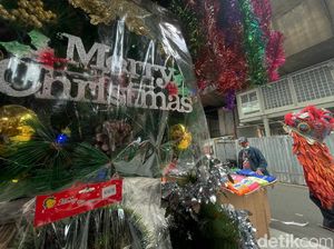 Berburu Pernak-pernik Natal di Pasar Asemka