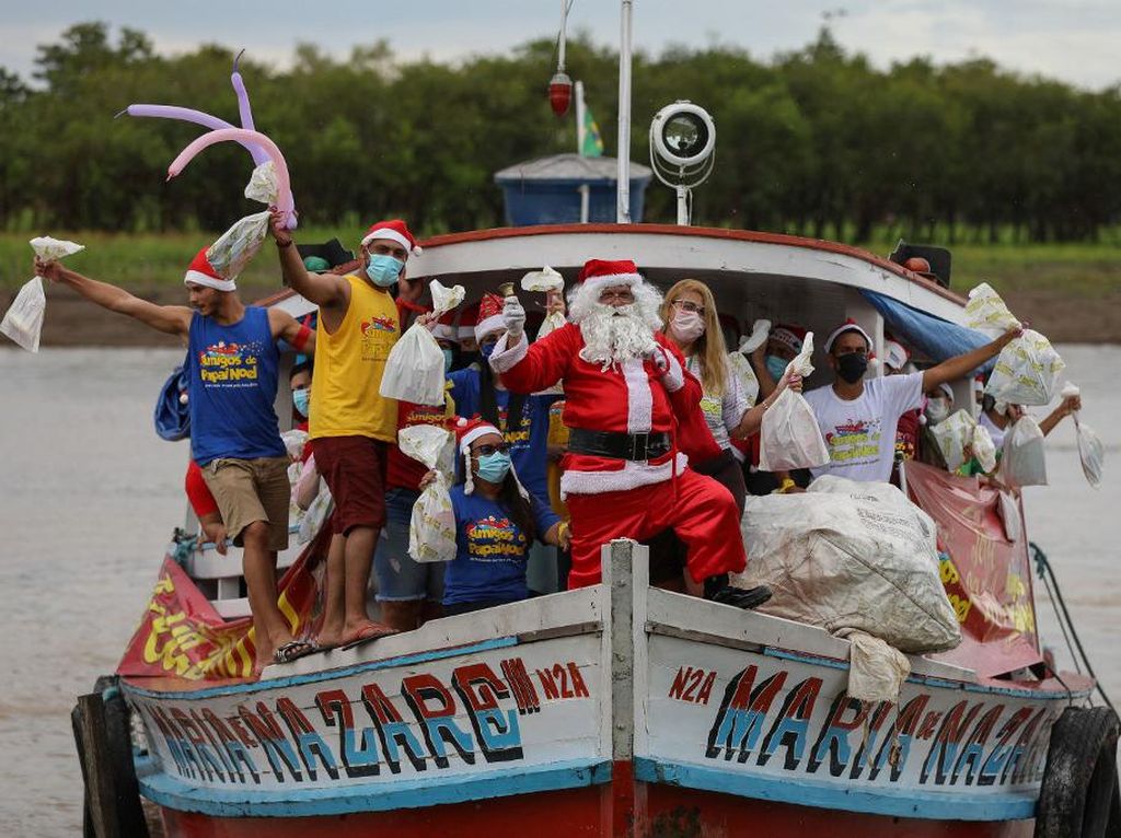 Bukan Pakai Kereta Luncur, Santa Klaus di Amazon Naik Kapal