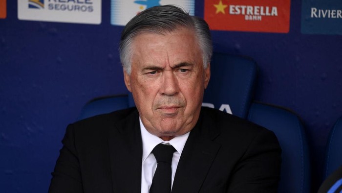 BARCELONA, SPAIN - OCTOBER 03: Carlo Ancelotti, Head Coach of Real Madrid looks on prior to the La Liga Santander match between RCD Espanyol and Real Madrid CF at RCDE Stadium on October 03, 2021 in Barcelona, Spain. (Photo by David Ramos/Getty Images)