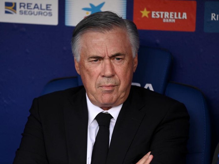 BARCELONA, SPAIN - OCTOBER 03: Carlo Ancelotti, Head Coach of Real Madrid looks on prior to the La Liga Santander match between RCD Espanyol and Real Madrid CF at RCDE Stadium on October 03, 2021 in Barcelona, Spain. (Photo by David Ramos/Getty Images)
