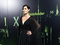 Hujan Digital Hiasi Gaun Carrie-Anne Moss di Premier Matrix Resurrections
