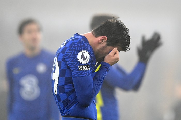 WOLVERHAMPTON, ENGLAND - DECEMBER 19: Mason Mount of Chelsea reacts after the Premier League match between Wolverhampton Wanderers  and  Chelsea at Molineux on December 19, 2021 in Wolverhampton, England. (Photo by Clive Mason/Getty Images)