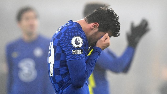 WOLVERHAMPTON, ENGLAND - DECEMBER 19: Mason Mount of Chelsea reacts after the Premier League match between Wolverhampton Wanderers  and  Chelsea at Molineux on December 19, 2021 in Wolverhampton, England. (Photo by Clive Mason/Getty Images)