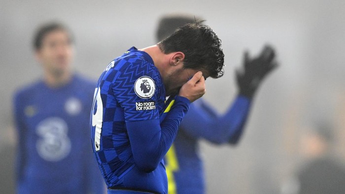 WOLVERHAMPTON, ENGLAND - DECEMBER 19: Mason Mount of Chelsea looks dejected after the Premier League match between Wolverhampton Wanderers and Chelsea at Molineux on December 19, 2021 in Wolverhampton, England. (Photo by Clive Mason/Getty Images)