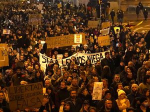 Protes Pembatasan Libur Natal, Ratusan Orang Demo di Barcelona
