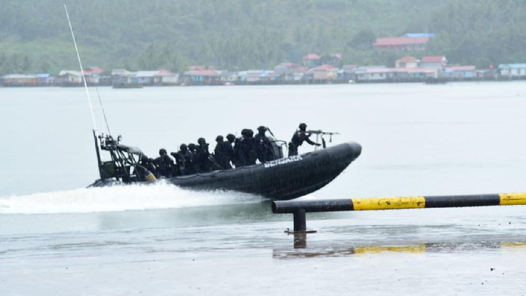 Potret Pasukan Elite TNI AL Simulasi Bebaskan Sandera Teroris di Kepri Potret Pasukan Elite TNI AL Simulasi Bebaskan Sandera Teroris di Kepri