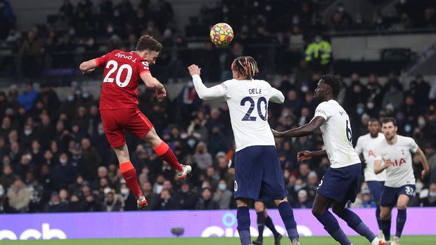 LONDON, ENGLAND - DECEMBER 19: Diogo Jota of Liverpool scores their side's first goal during the Premier League match between Tottenham Hotspur and Liverpool at Tottenham Hotspur Stadium on December 19, 2021 in London, England. (Photo by Julian Finney/Getty Images)