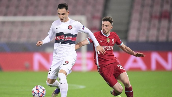 Midtjyllands Belgian defender Dion Cools (L) and Liverpools Portuguese striker Diogo Jota vie for the ball during the UEFA Champions League Group D football match FC Midtjylland v Liverpool FC in Herning, Denmark on December 9, 2020. (Photo by Bo Amstrup / Ritzau Scanpix / AFP) / Denmark OUT