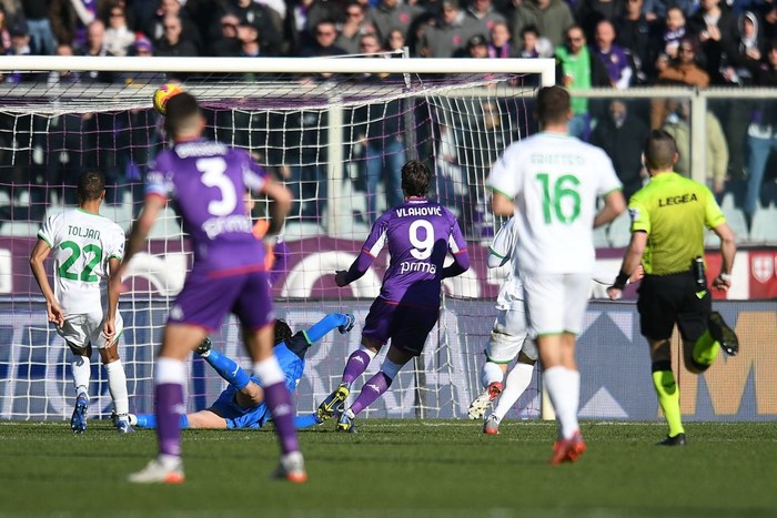 FLORENCE, ITALY - DECEMBER 19: Dusan Vlahovic of ACF Fiorentina scores the 1-2 goal during the Serie A match between ACF Fiorentina and US Sassuolo at Stadio Artemio Franchi on December 19, 2021 in Florence, Italy. (Photo by Alessandro Sabattini/Getty Images)