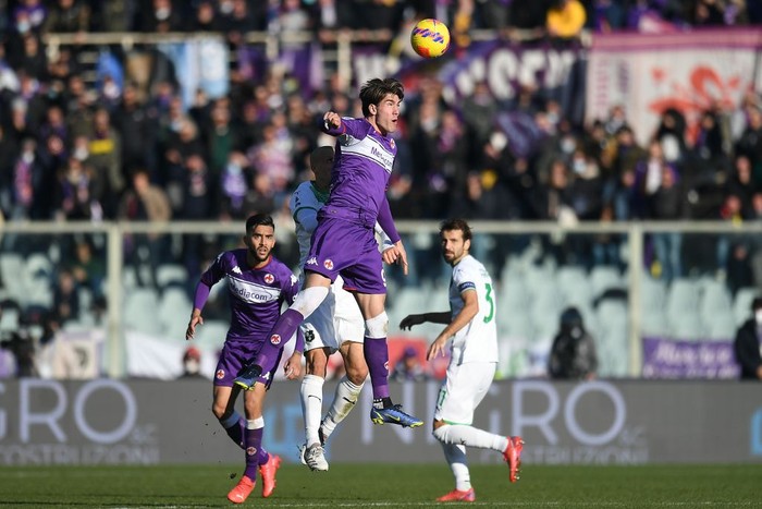 FLORENCE, ITALY - DECEMBER 19: Dusan Vlahovic of ACF Fiorentina jump for the ball during the Serie A match between ACF Fiorentina and US Sassuolo at Stadio Artemio Franchi on December 19, 2021 in Florence, Italy. (Photo by Alessandro Sabattini/Getty Images)