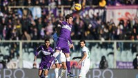Begini aksi teranyar Dusan Vlahovic untuk Fiorentina ketika melawan Sassuolo. (Foto: Getty Images/Alessandro Sabattini)