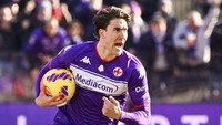 Dusan Vlahovic ada di posisi tujuh dengan catatan 41 gol dari 56 laga bersama Fiorentina dan Timnas Serbia. Namun patut diingat, ia tak bermain di kompetisi antar klub Eropa tahun ini. Foto: AP/Massimo Paolone