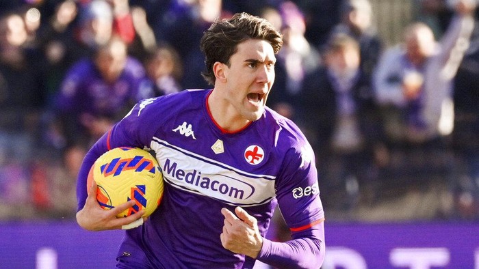 Fiorentinas Dusan Vlahovic celebrates scoring during a Serie A soccer match between Fiorentina and Sassuolo at Artemio Franchi stadium in Florence, Italy, Sunday Dec. 19, 2021. (Massimo Paolone/LaPresse via AP)