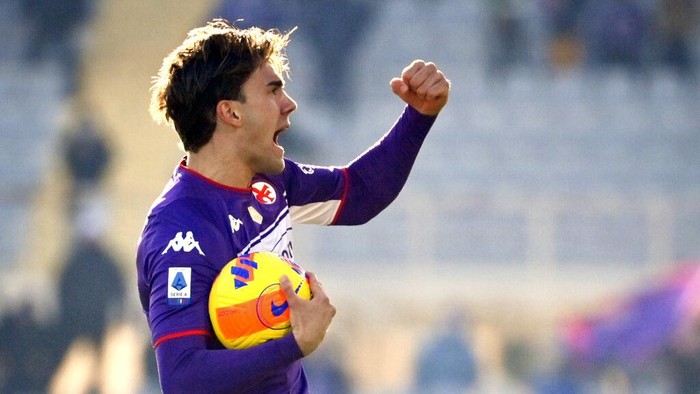 Fiorentinas Dusan Vlahovic celebrates scoring during a Serie A soccer match between Fiorentina and Sassuolo at Artemio Franchi stadium in Florence, Italy, Sunday Dec. 19, 2021. (Massimo Paolone/LaPresse via AP)
