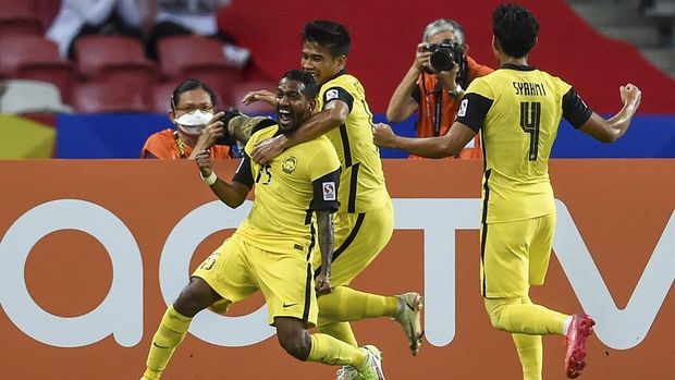 Malaysia's Kogileswaran Raj Mohana Raj (L) celebrates after scoring a goal during the AFF Suzuki Cup 2020 Group B football match between Malaysia and Indonesia at the National Stadium in Singapore on December 19, 2021. (Photo by Roslan RAHMAN / AFP)