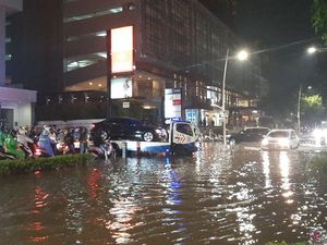 Banjir di Kemang Raya Jaksel Surut, Kendaraan Sudah Bisa Melintas