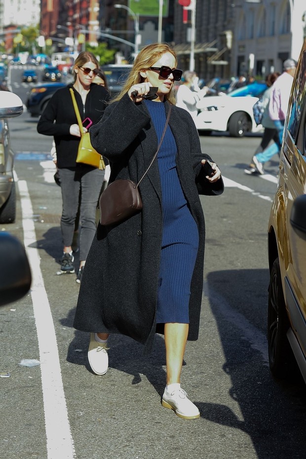 Gaya cozy Jennifer Lawrence saat hamil/