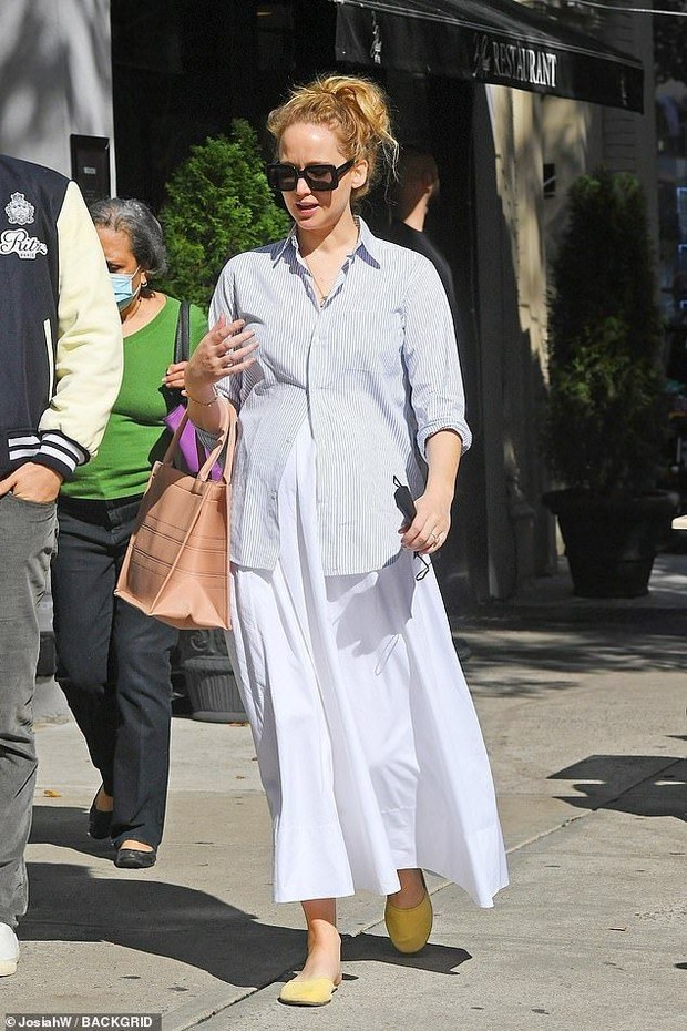 Gaya Jennifer Lawrence menggunakan maxi dress dan kemeja/