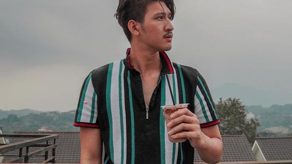 Intip Gaya Ngopi Aditya Zoni, Kekasih Yasmine Ow yang Keren