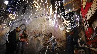 Gemerlap Penuh Harap Sambut Natal di Berbagai Belahan Dunia