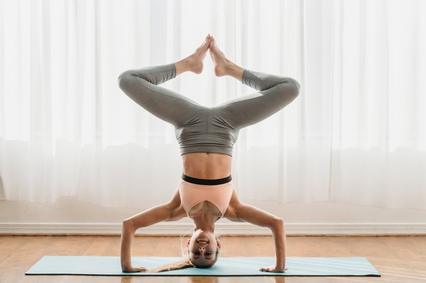 Gerakan yoga ashtanga akan membuat Sagitarius kewalahan/Foto: Pexels/Marta Wave