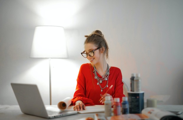 Gunakan Pakaian yang Rapih dan Makeup Sederhana