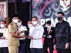 Gus Muhdlor Dianugerahi Pemimpin Perubahan dari Kementerian PAN-RB