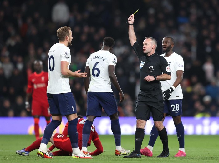 LONDON, ENGLAND - DECEMBER 19: Harry Kane of Tottenham receives a yellow card for a foul on Andrew Robertson of Liverpoolduring the Premier League match between Tottenham Hotspur  and  Liverpool at Tottenham Hotspur Stadium on December 19, 2021 in London, England. (Photo by Alex Pantling/Getty Images )