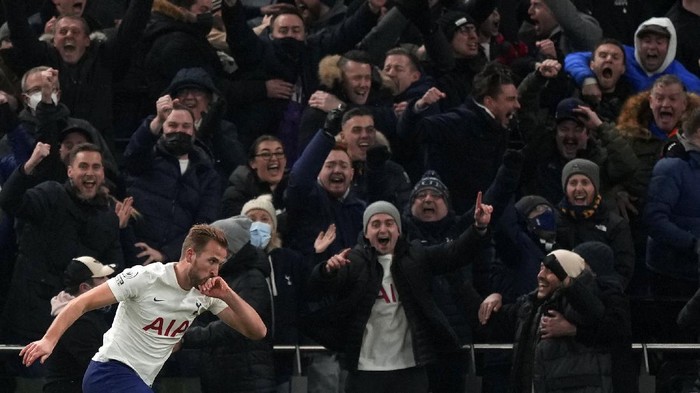Tottenhams Harry Kane celebrates after scoring his sides opening goal during the English Premier League soccer match between Tottenham Hotspur and Liverpool at the Tottenham Hotspur Stadium in London, Sunday, Dec. 19, 2021. (AP Photo/Frank Augstein)
