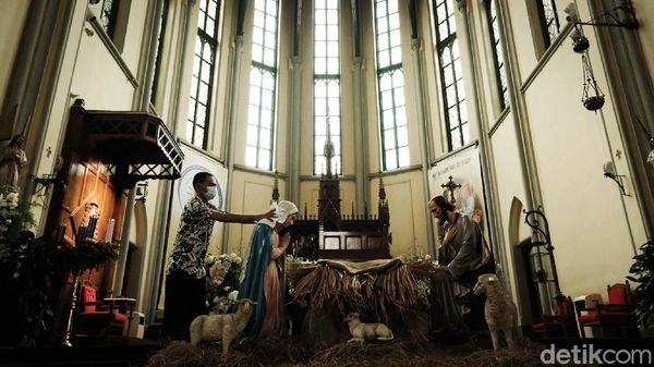 Intip Persiapan Natal di Gereja Katedral Jakarta