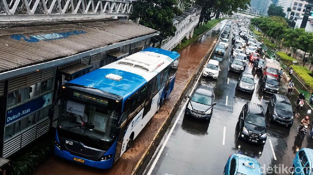 Jakarta Hujan, Jalur TransJakarta Dekat Halte Dukuh Atas Tergenang Jakarta Hujan, Jalur TransJakarta Dekat Halte Dukuh Atas Tergenang